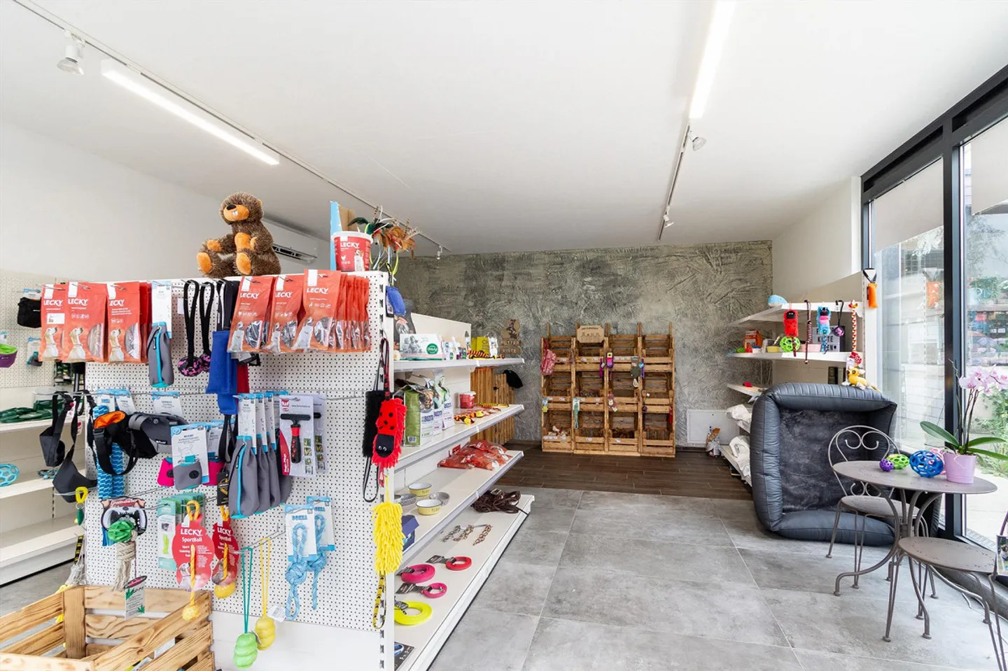 Spazio commerciale versatile in una posizione centrale e ben visibile - Foto 2 di 9
