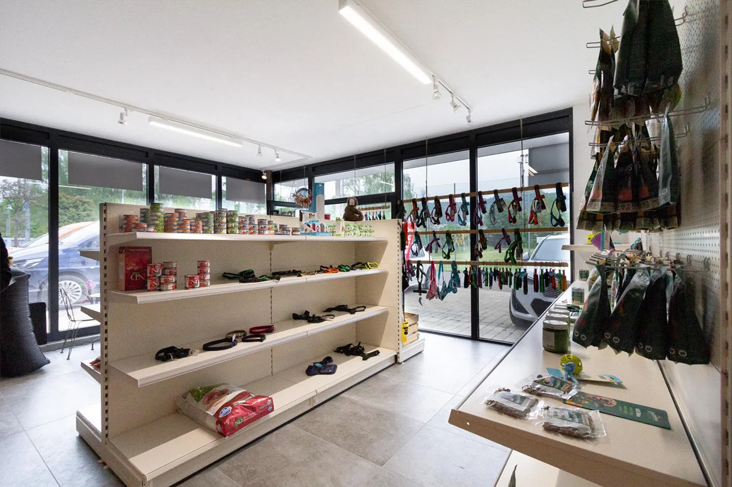 Spazio commerciale versatile in una posizione centrale e ben visibile - Foto 5 di 9