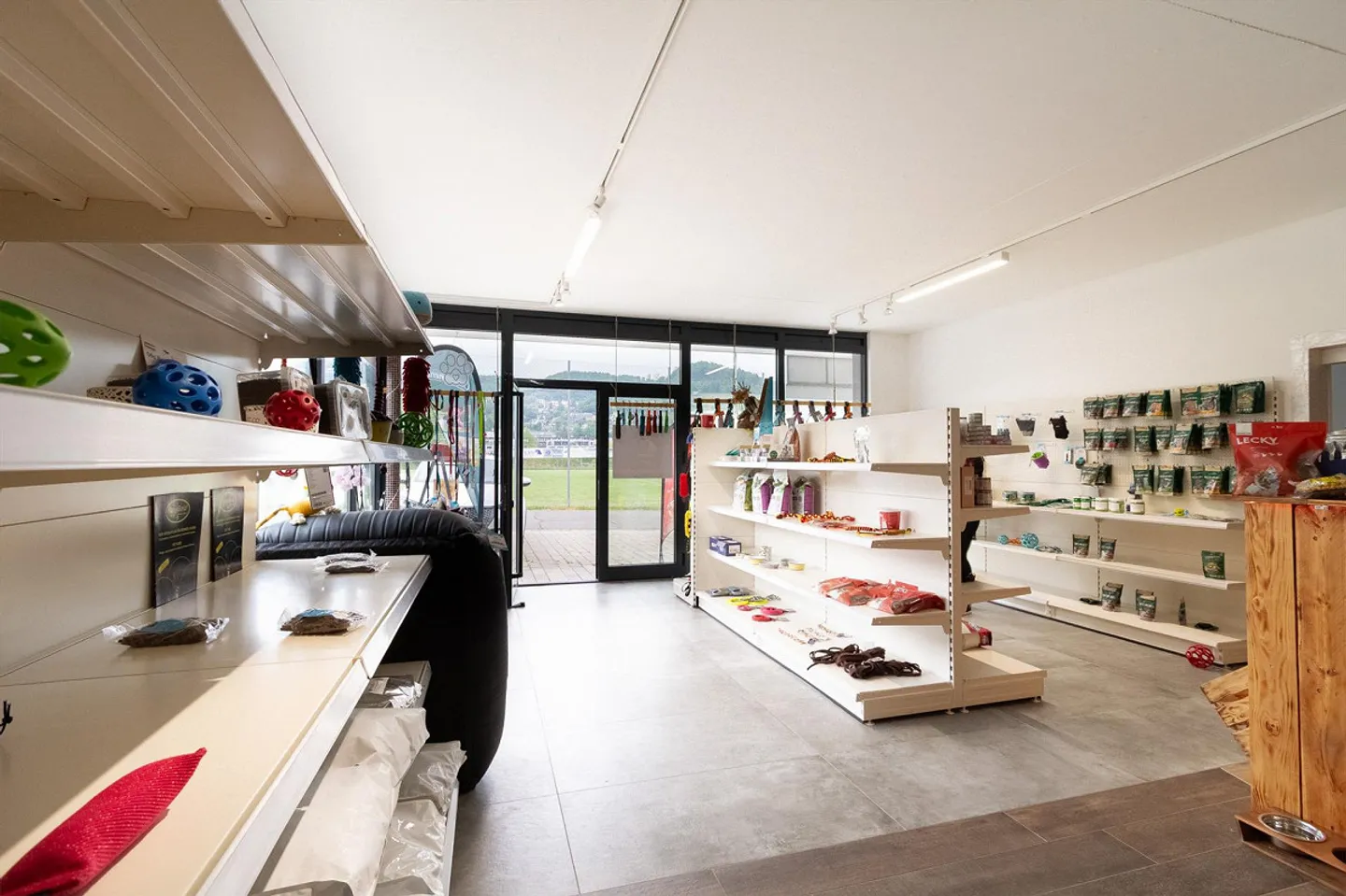 Spazio commerciale versatile in una posizione centrale e ben visibile - Foto 4 di 9