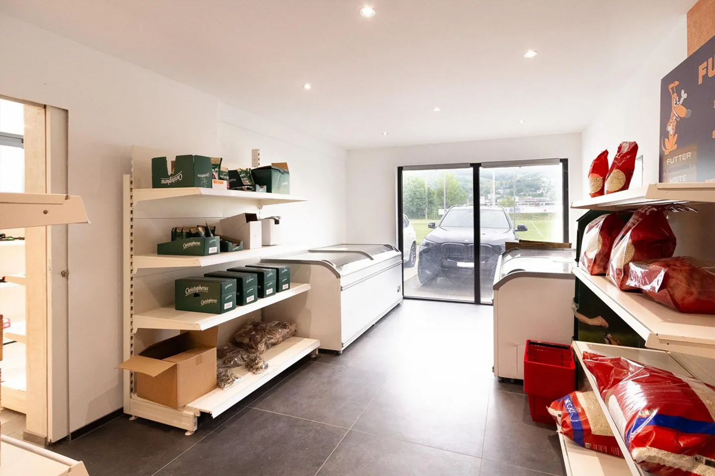 Spazio commerciale versatile in una posizione centrale e ben visibile - Foto 6 di 9