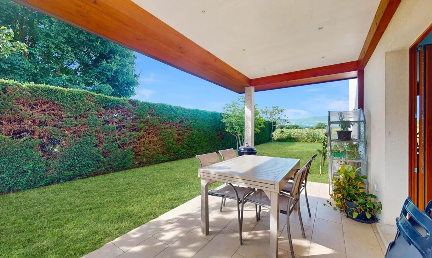 Vor einem landwirtschaftlichen Feld - Foto 2 von 13