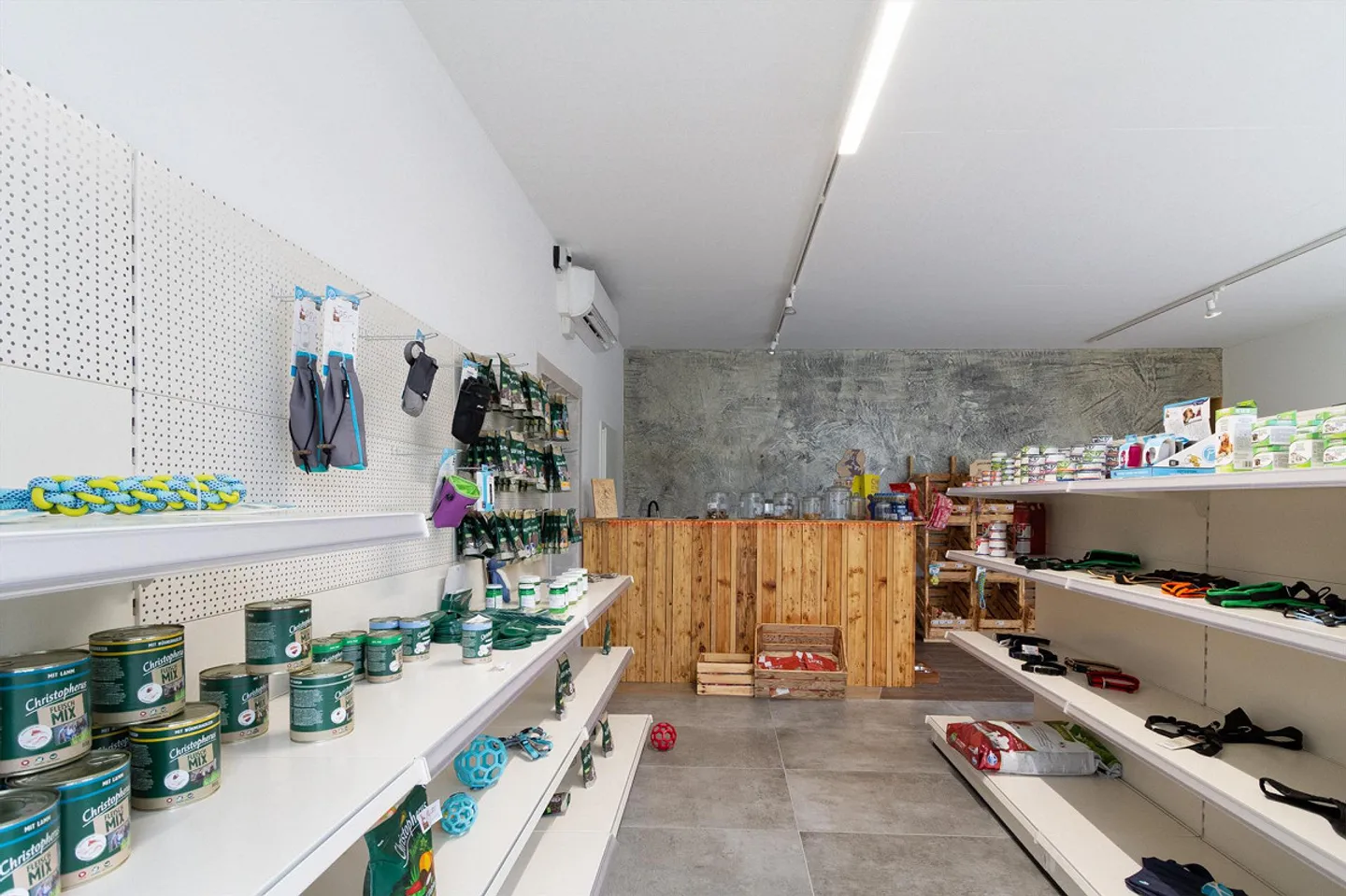 Spazio commerciale versatile in una posizione centrale e ben visibile - Foto 1 di 9