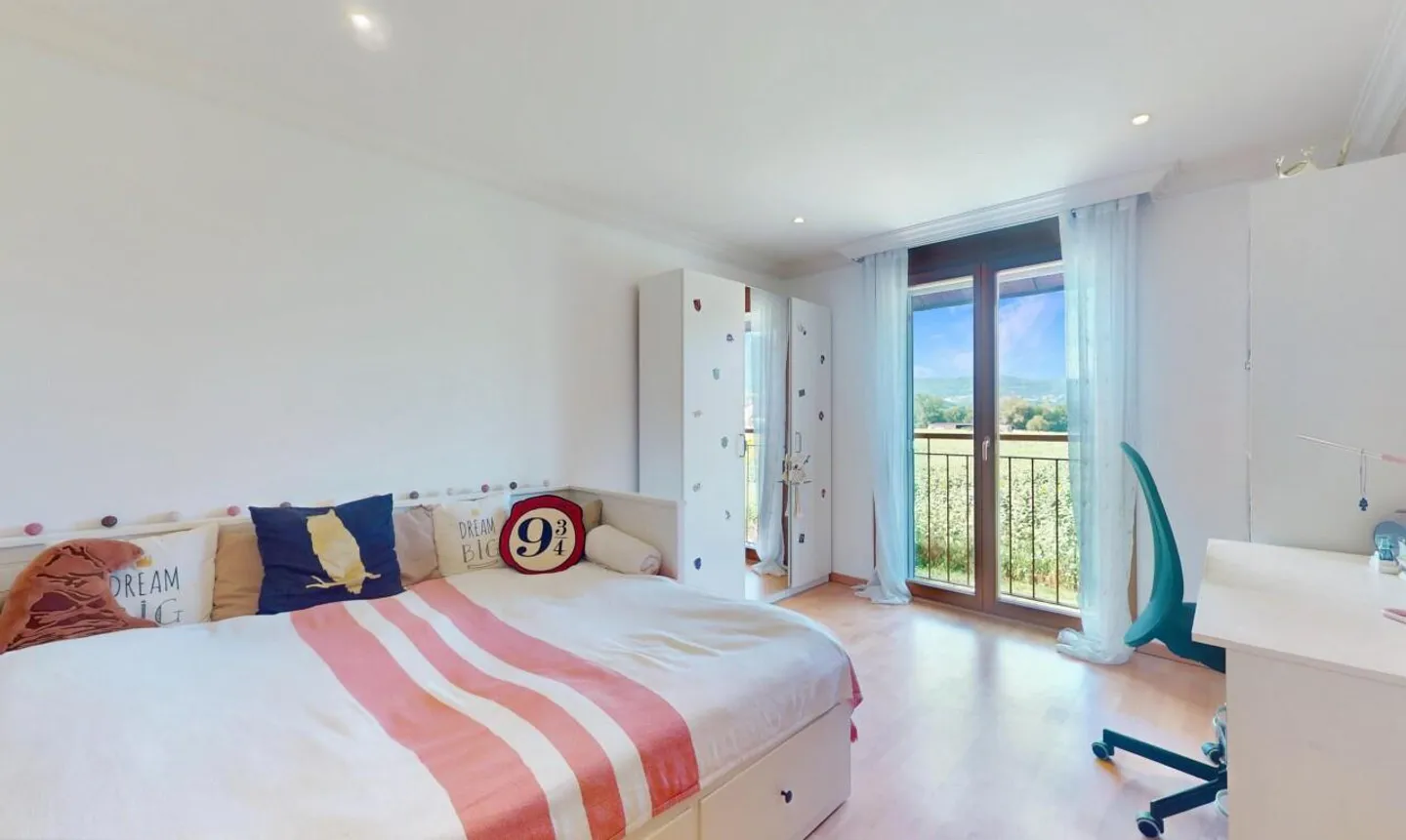 Vor einem landwirtschaftlichen Feld - Foto 7 von 13