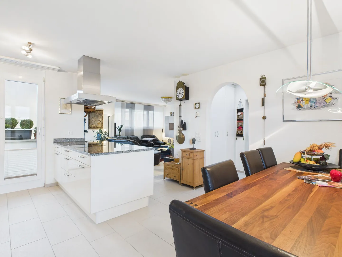 TWO LARGE, SUNNY ROOFTOP TERRACES - Photo 3 of 8