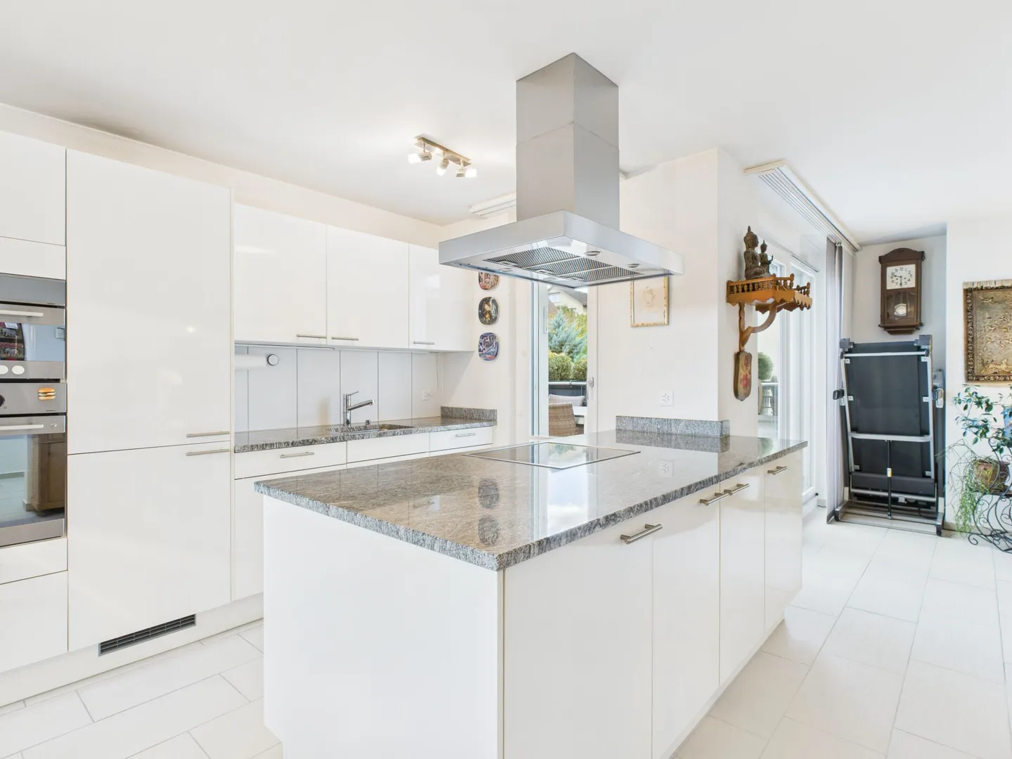 TWO LARGE, SUNNY ROOFTOP TERRACES - Photo 4 of 8