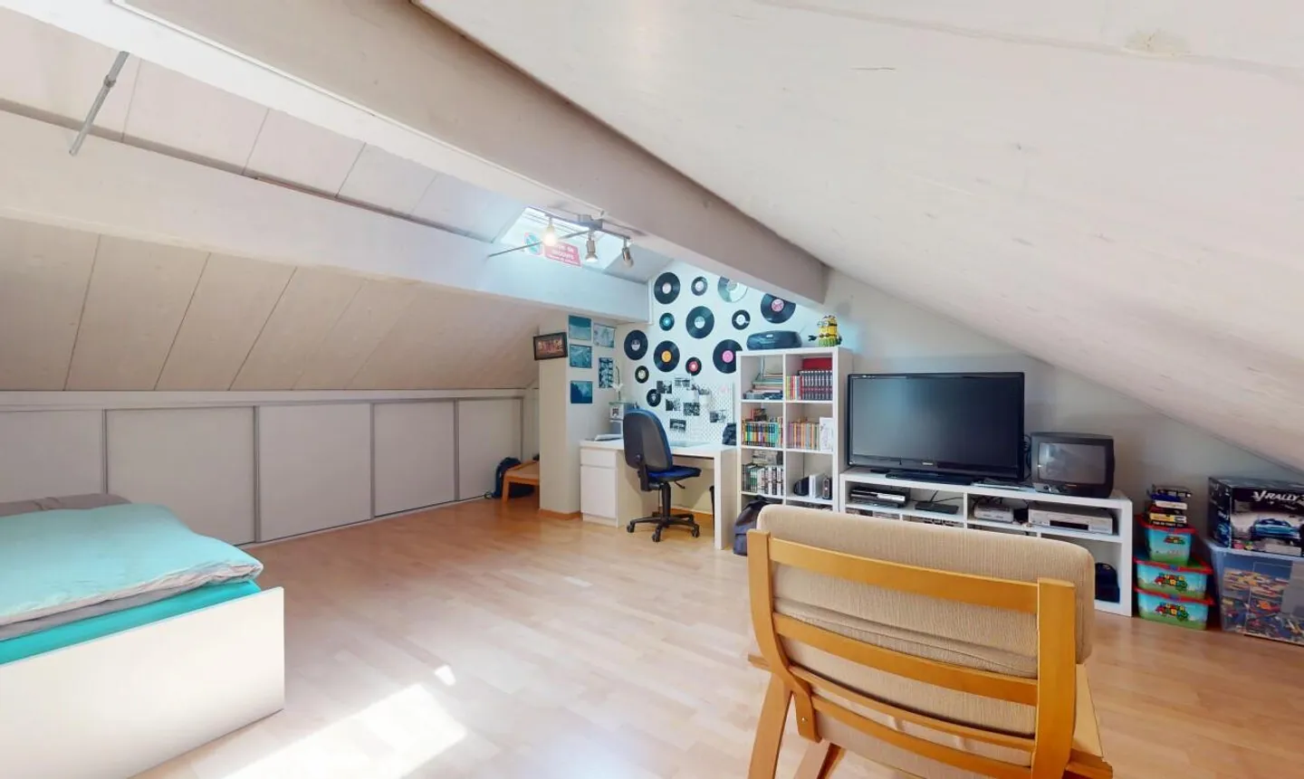 Vor einem landwirtschaftlichen Feld - Foto 10 von 13