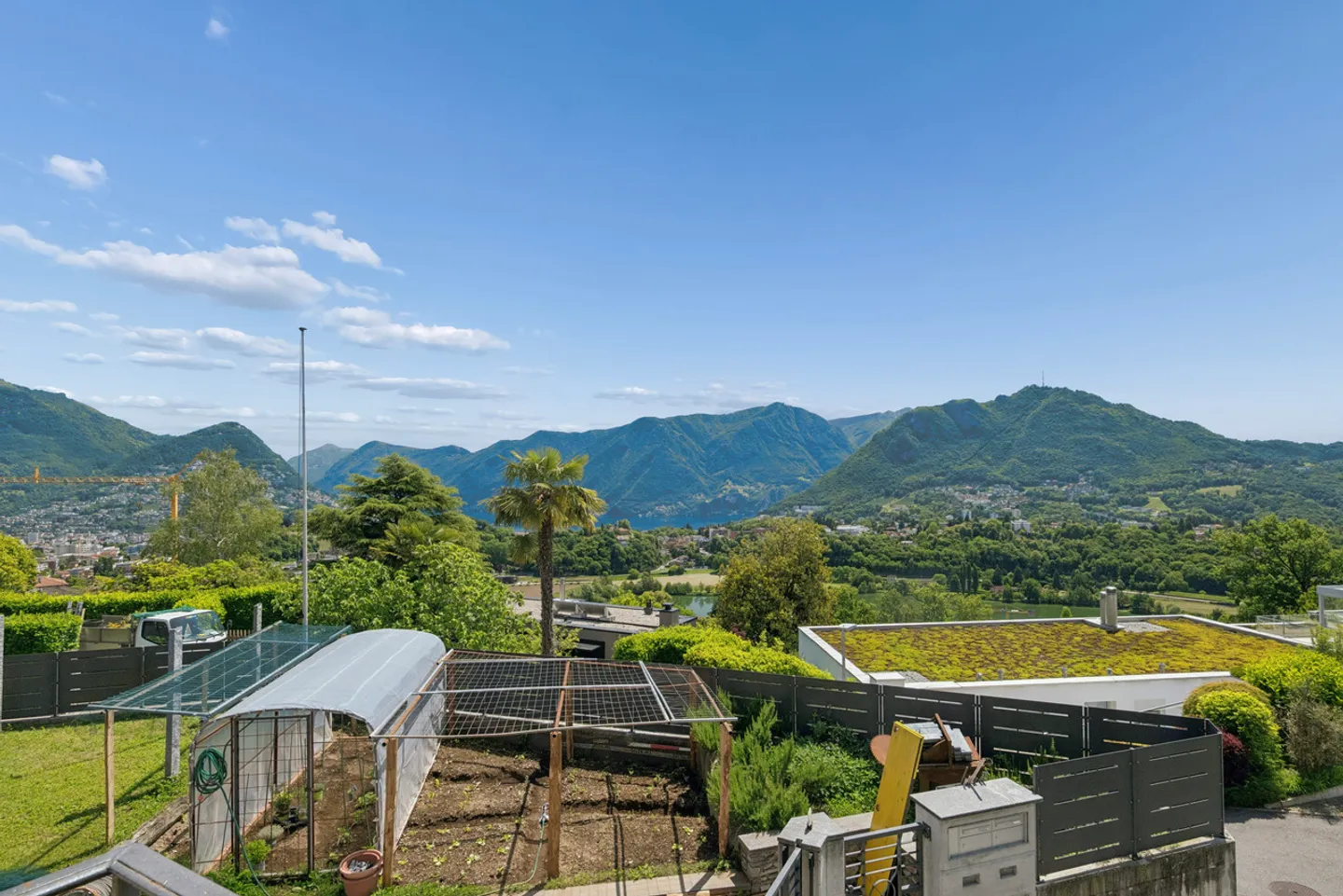 A house in the green with an open view of Lugano - Photo 6 of 8