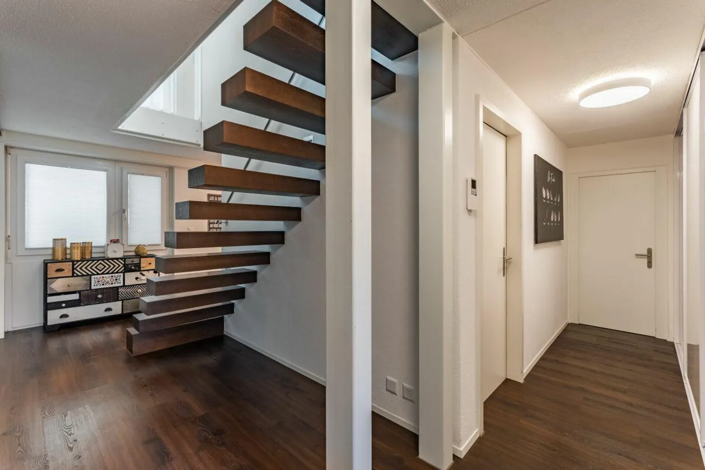 Bellissima casa unifamiliare ristrutturata di 6 1/2 stanze a Hünenberg See - Foto 3 di 21