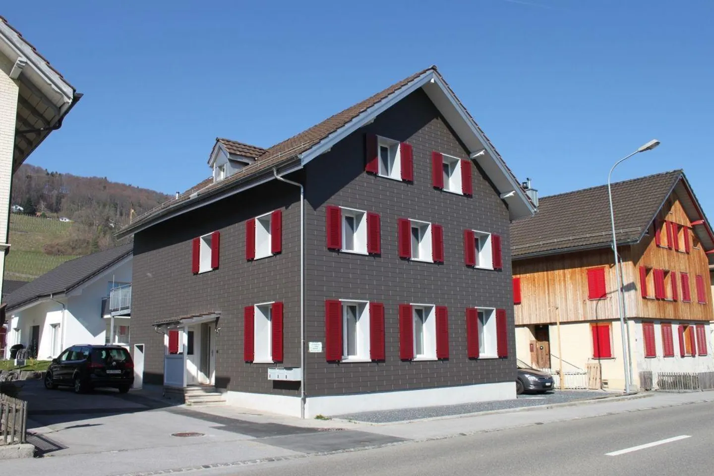 Vivre dans un appartement de 2,5 pièces au rez-de-chaussée récent - Photo 1 sur 12