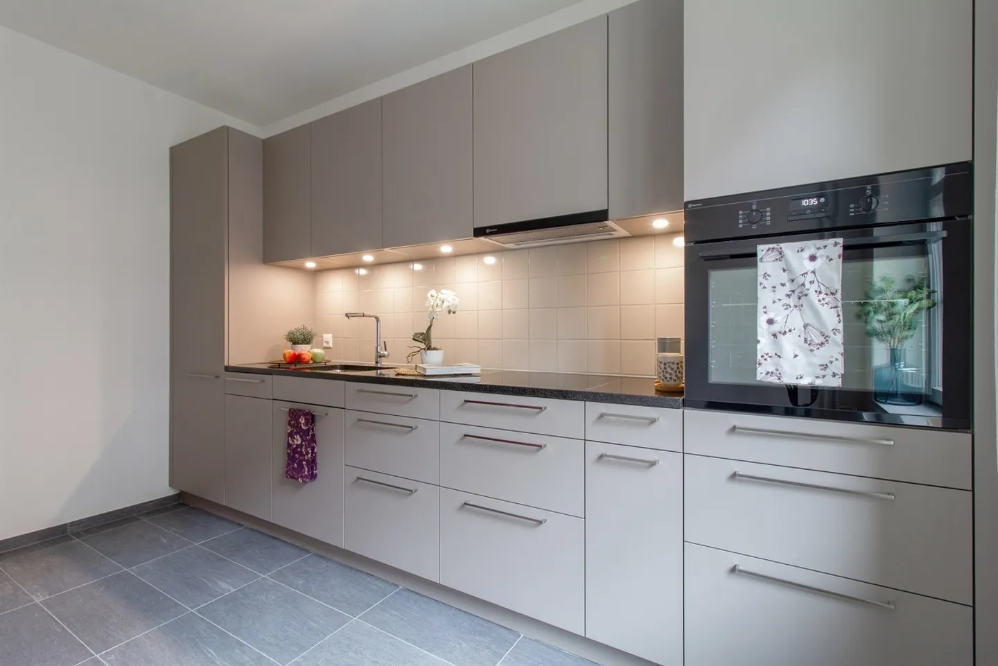 Great Art Nouveau Apartment - Ideal for a Shared Flat! - Photo 1 of 9