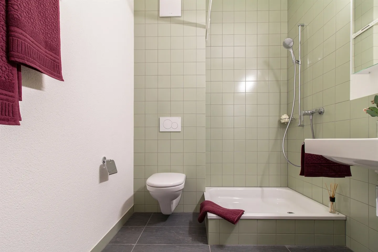 Great Art Nouveau Apartment - Ideal for a Shared Flat! - Photo 3 of 9