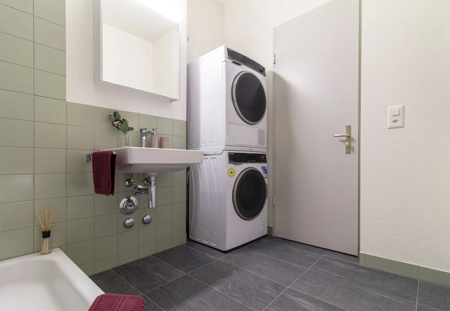 Great Art Nouveau Apartment - Ideal for a Shared Flat! - Photo 4 of 9