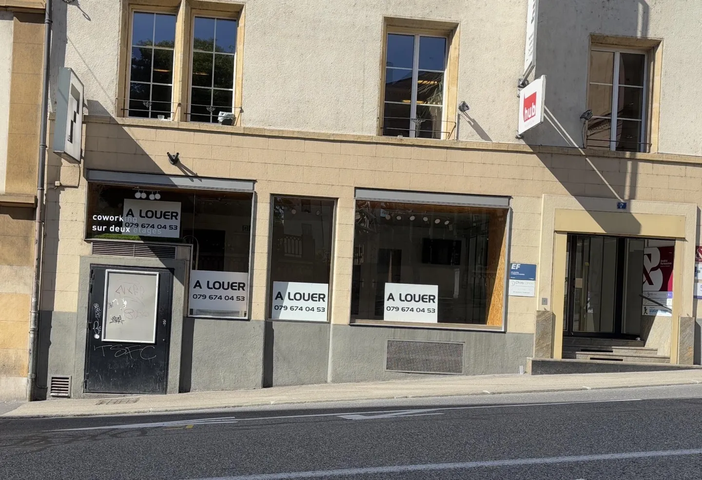 Spazio commerciale luminoso e ben posizionato a Neuchâtel? Eccellente visibilità - Foto 1 di 12