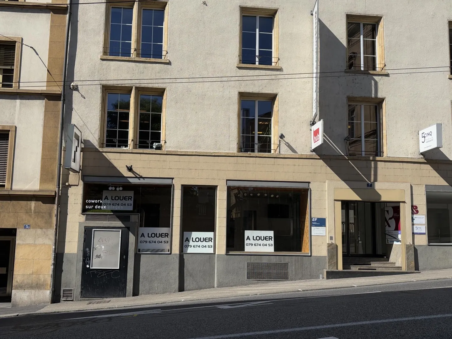 Spazio commerciale luminoso e ben posizionato a Neuchâtel? Eccellente visibilità - Foto 3 di 12