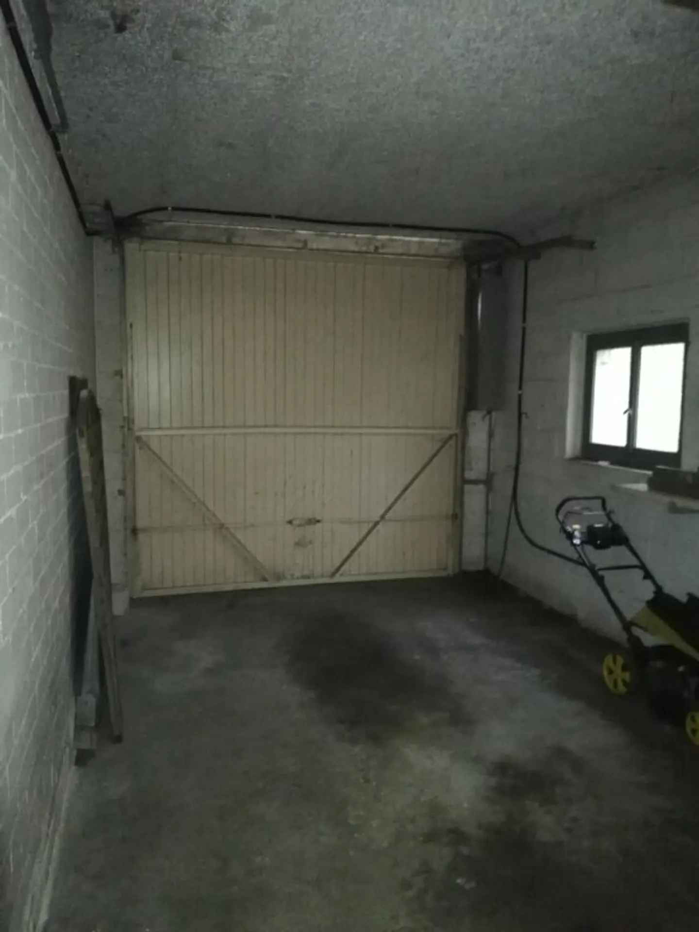 Geräumige Garage für Fahrzeuge - Foto 2 von 3