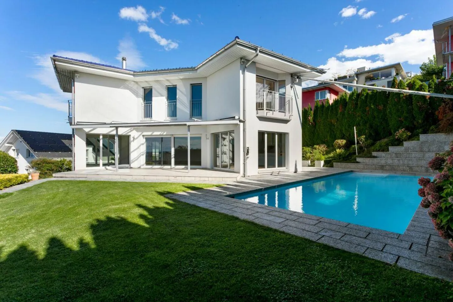 Villa con vista mozzafiato sul lago e piscina all'aperto - Foto 1 di 30