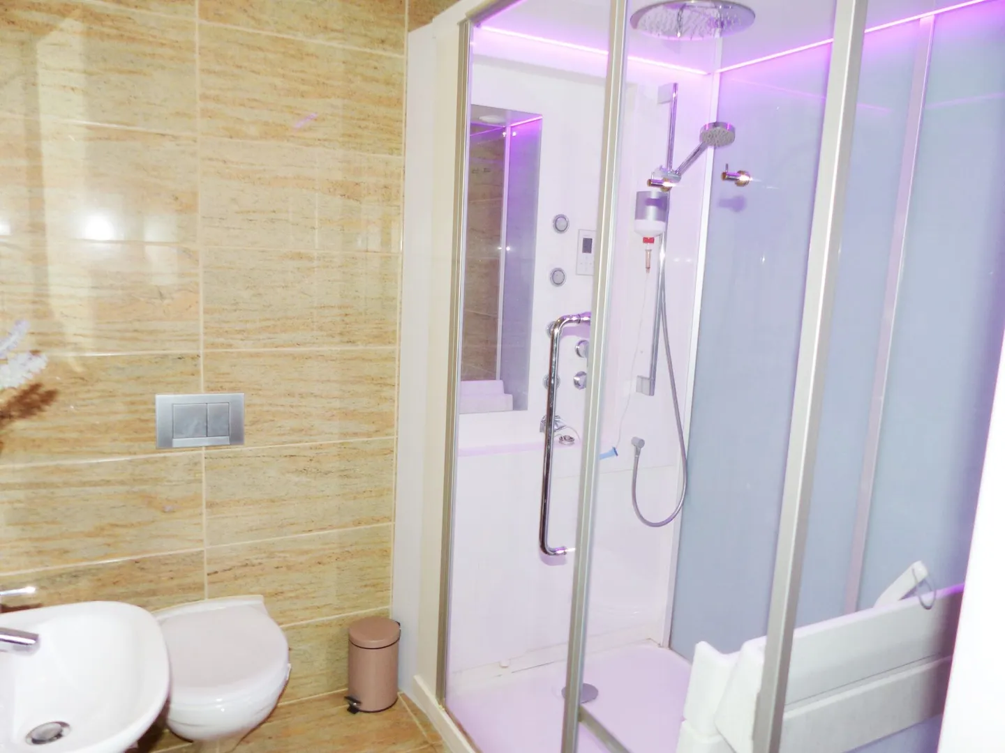 Condominio moderno e di alta qualità di 3,5 stanze in una posizione privilegiata - Foto 12 di 18