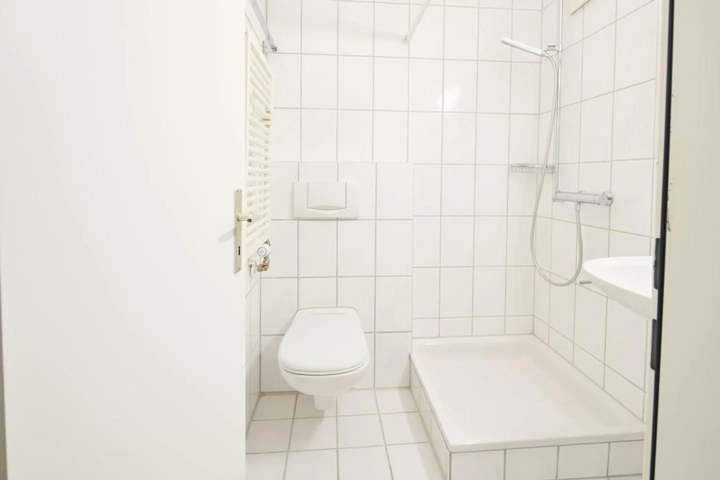 Appartement moderne et calme dans la verdure, limité jusqu'au 30.06.2028 - Photo 4 sur 5