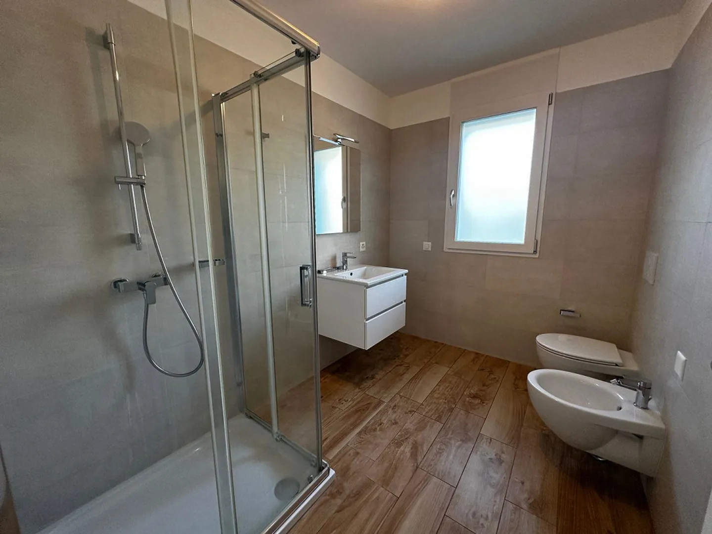 VACALLO - 2.5 rooms of excellent size with livable balcony and open view - Photo 5 of 8