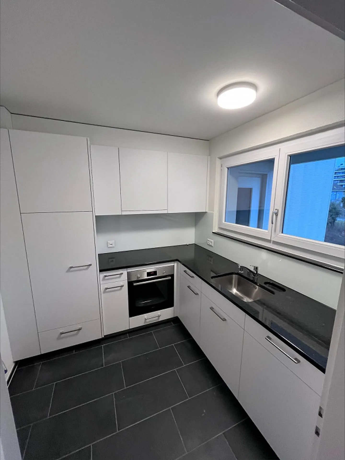 Appartamento accogliente di 3,5 stanze con una nuova cucina moderna - Foto 6 di 12