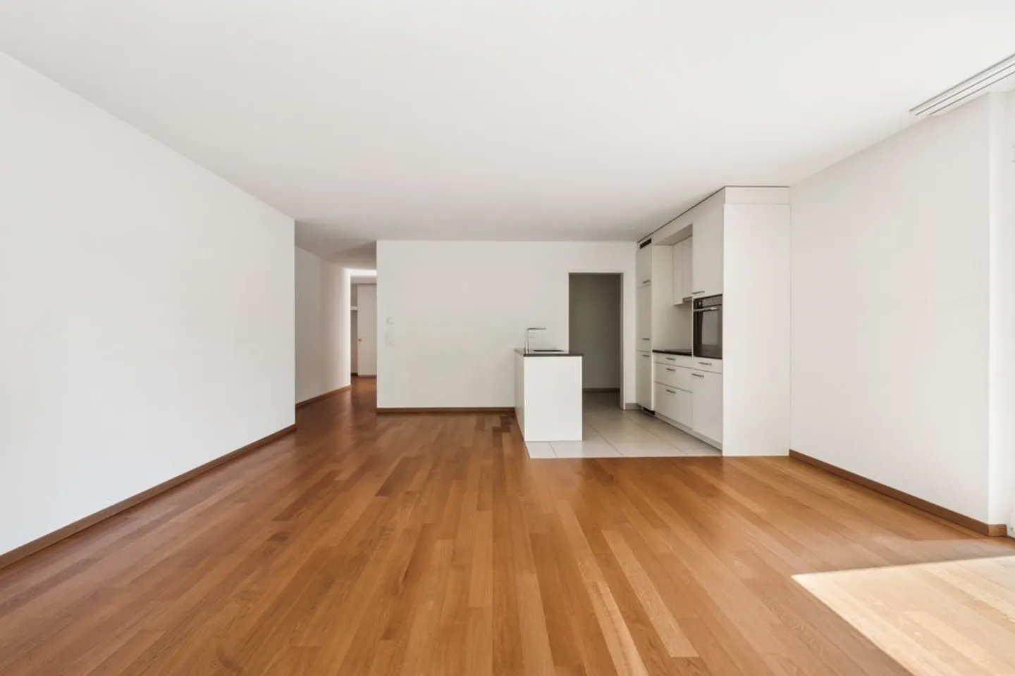 Modern 3.5-Room Apartment - Photo 2 of 9