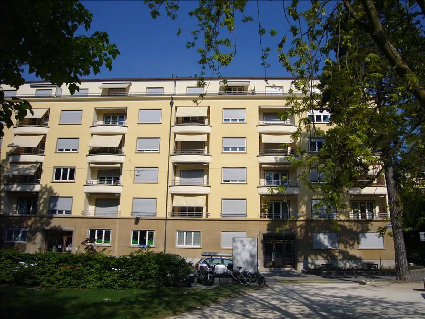 Close to the center and schools with FREE CAUTION - Photo 2 of 7