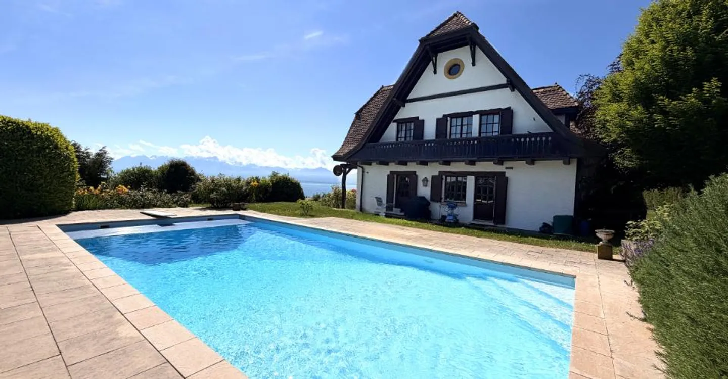 Charming Family Home with Lake View - Photo 4 of 7