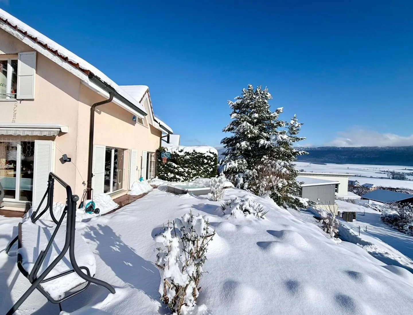 UN COIN DE PARADIS FAMILIAL AVEC VUE SUR LE VAL-DE-RUZ - Photo 1 sur 12