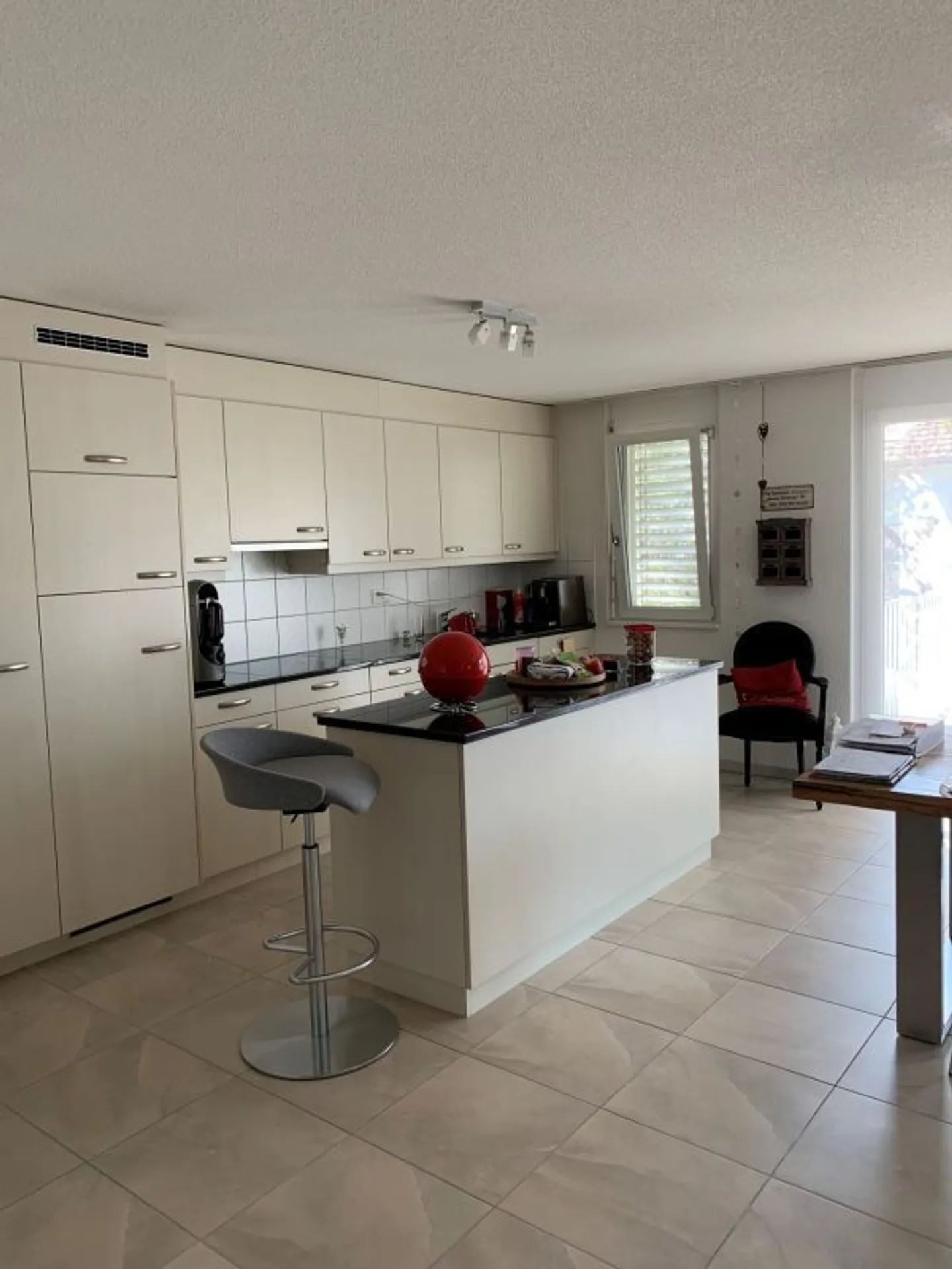 5 stanze con balcone in un quartiere tranquillo e verdeggiante - Foto 1 di 9