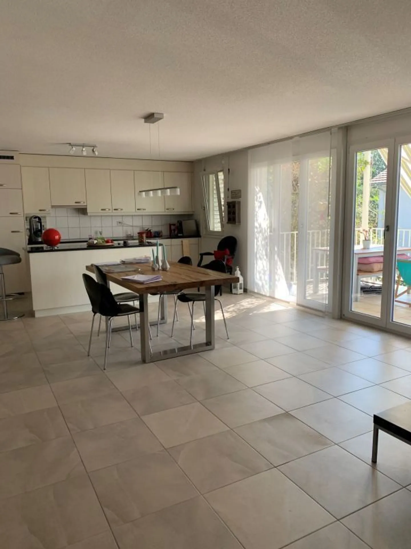 5 stanze con balcone in un quartiere tranquillo e verdeggiante - Foto 2 di 9