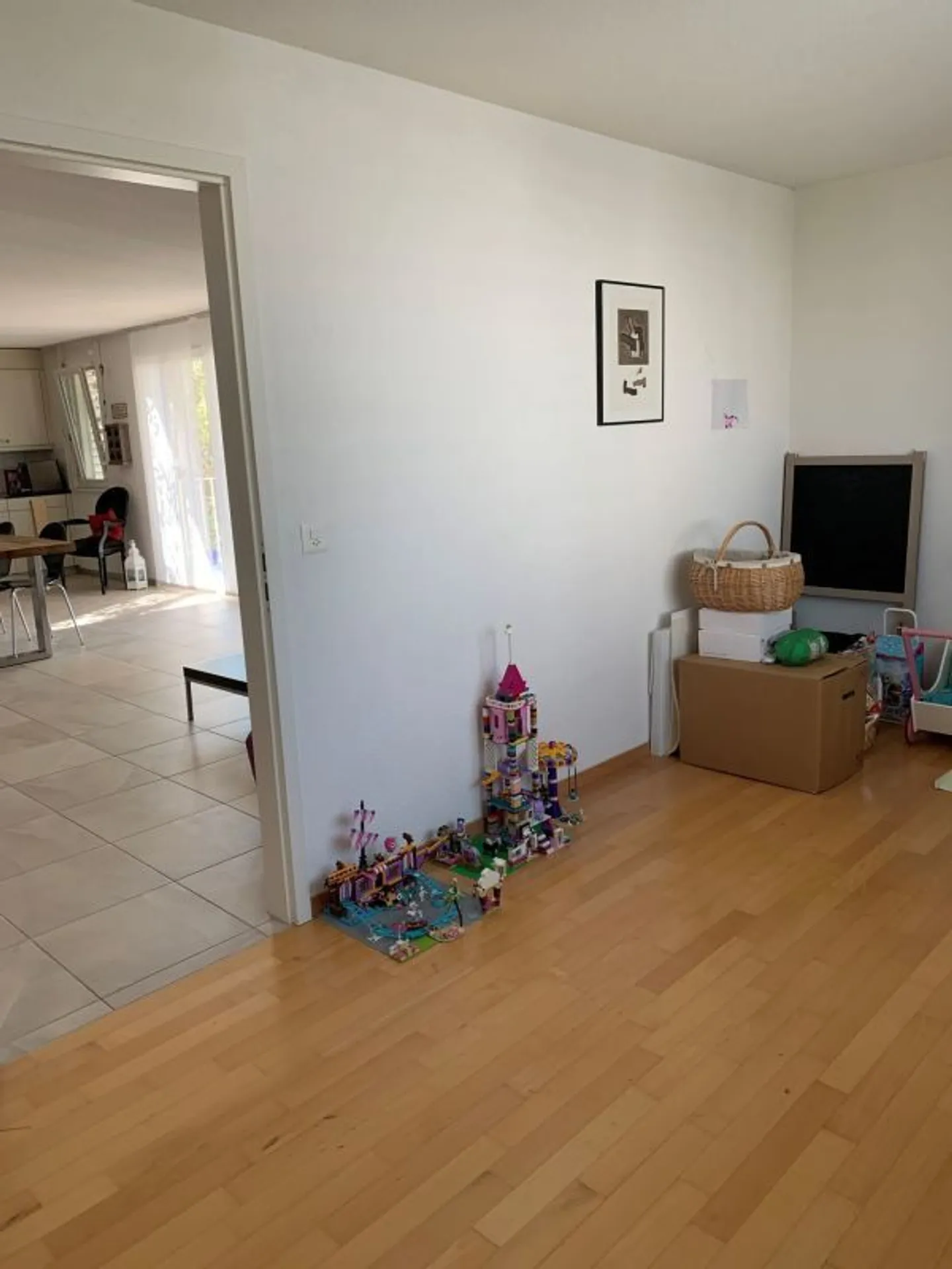 5 stanze con balcone in un quartiere tranquillo e verdeggiante - Foto 6 di 9