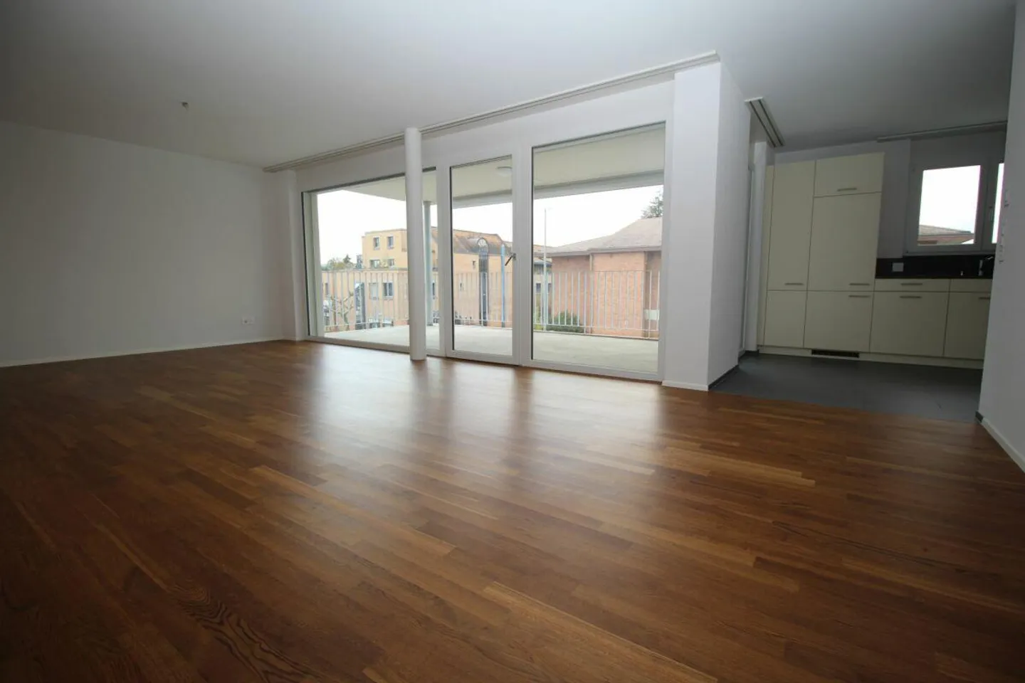 Moderne 4.5-Zimmer-Wohnung zu vermieten! - Foto 3 von 11