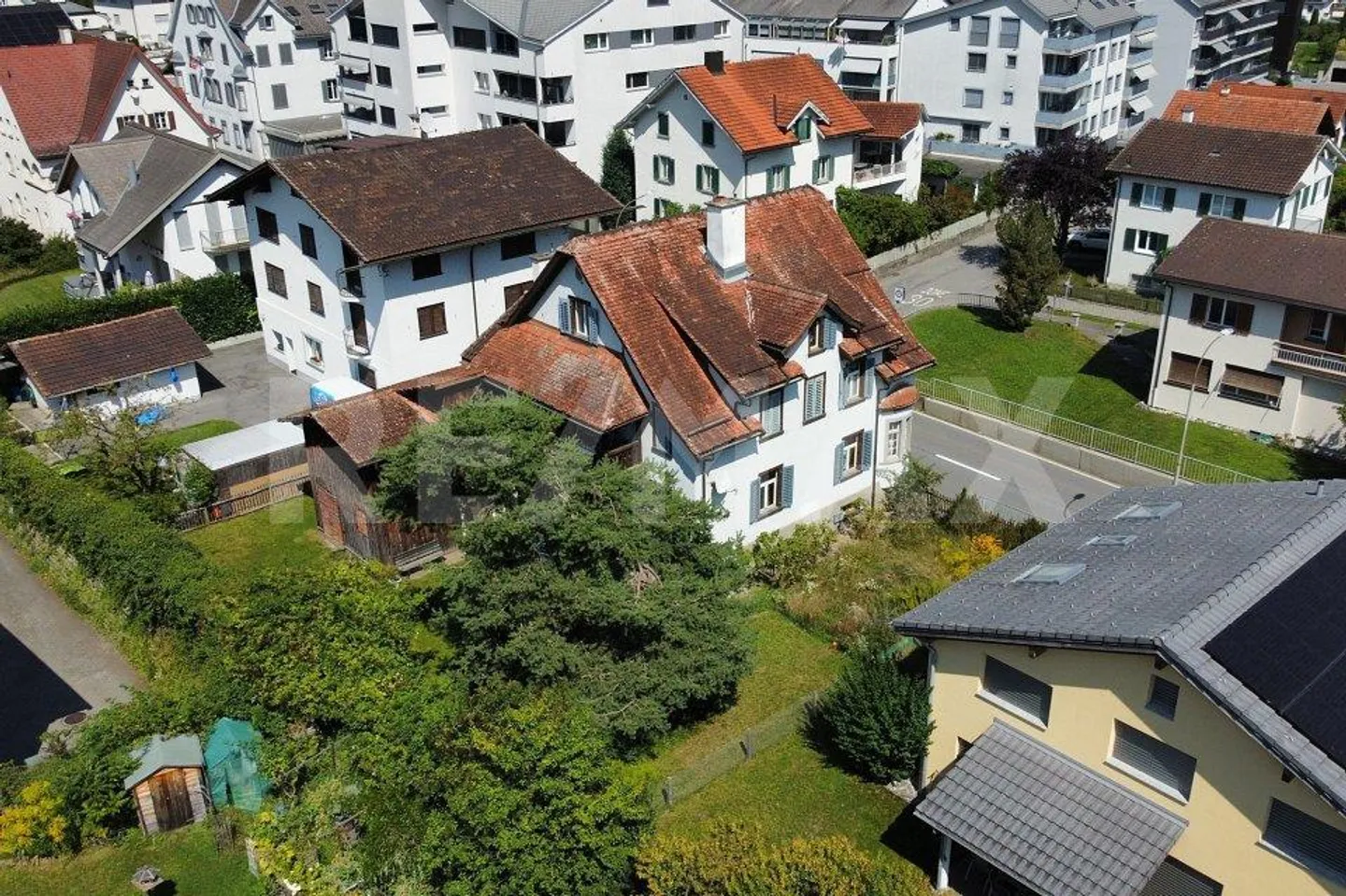 Maison historique à trois familles avec charme et potentiel - Photo 2 sur 13
