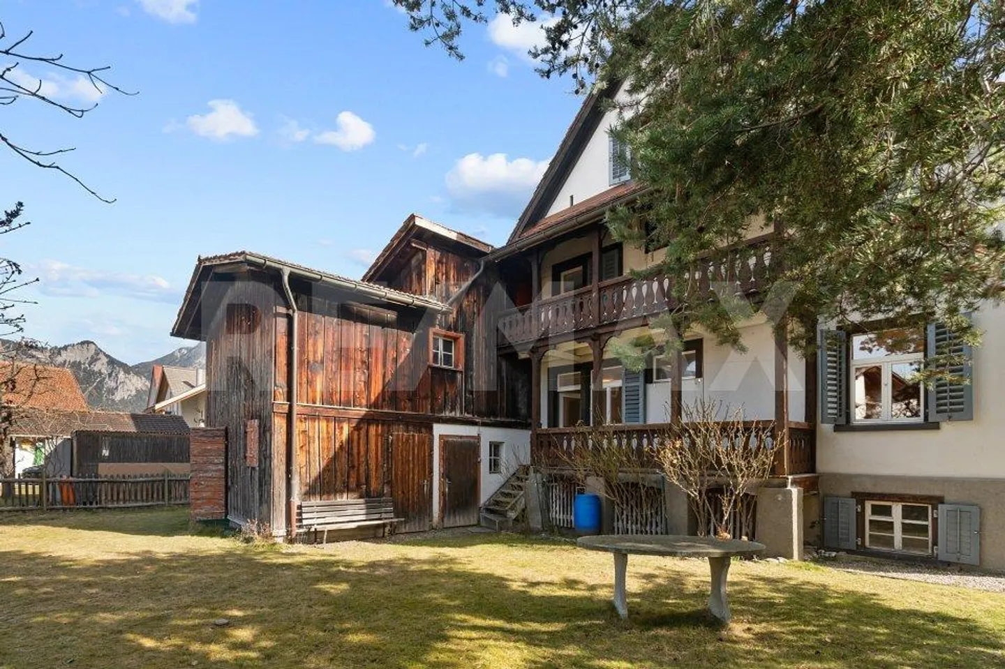 Maison historique à trois familles avec charme et potentiel - Photo 6 sur 13