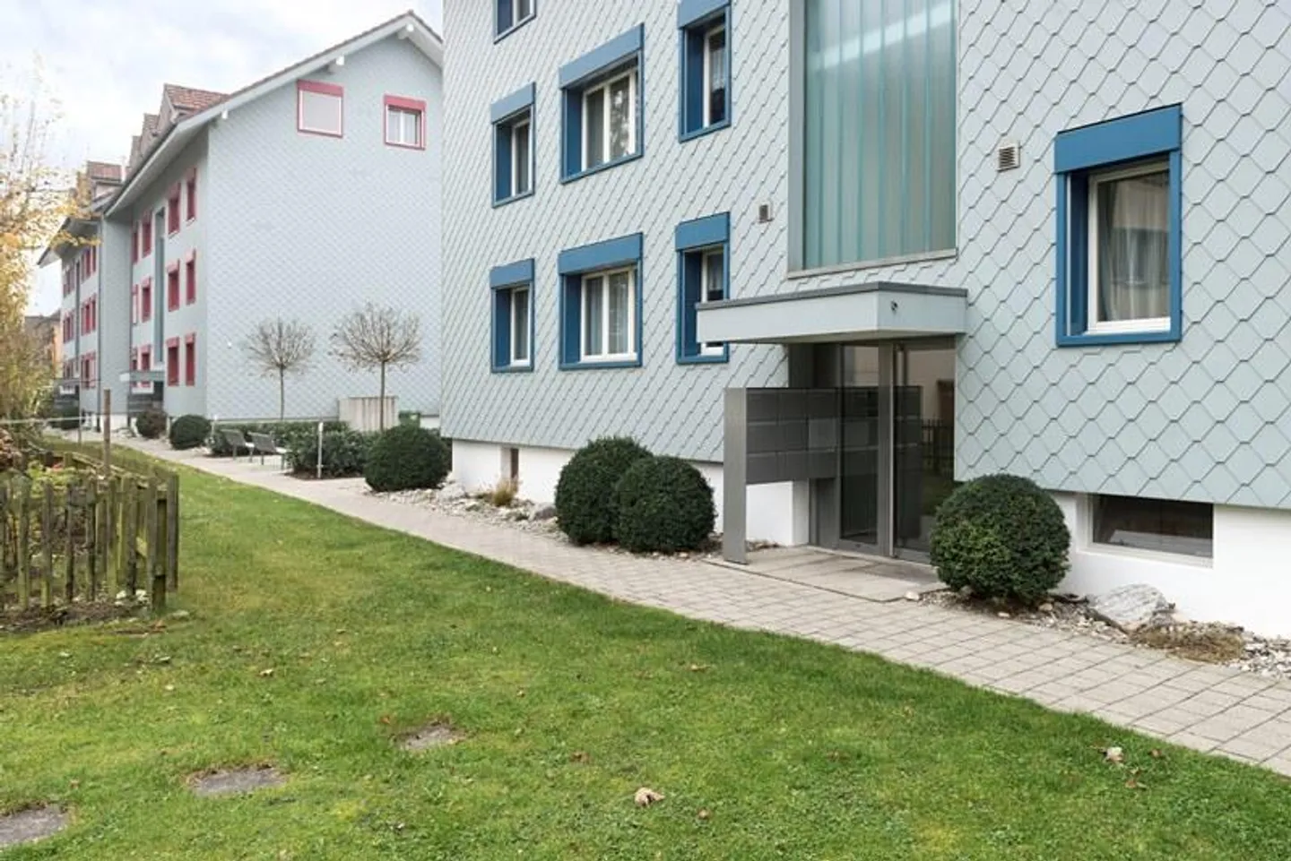 Appartement ensoleillé avec grand balcon - Photo 2 sur 12
