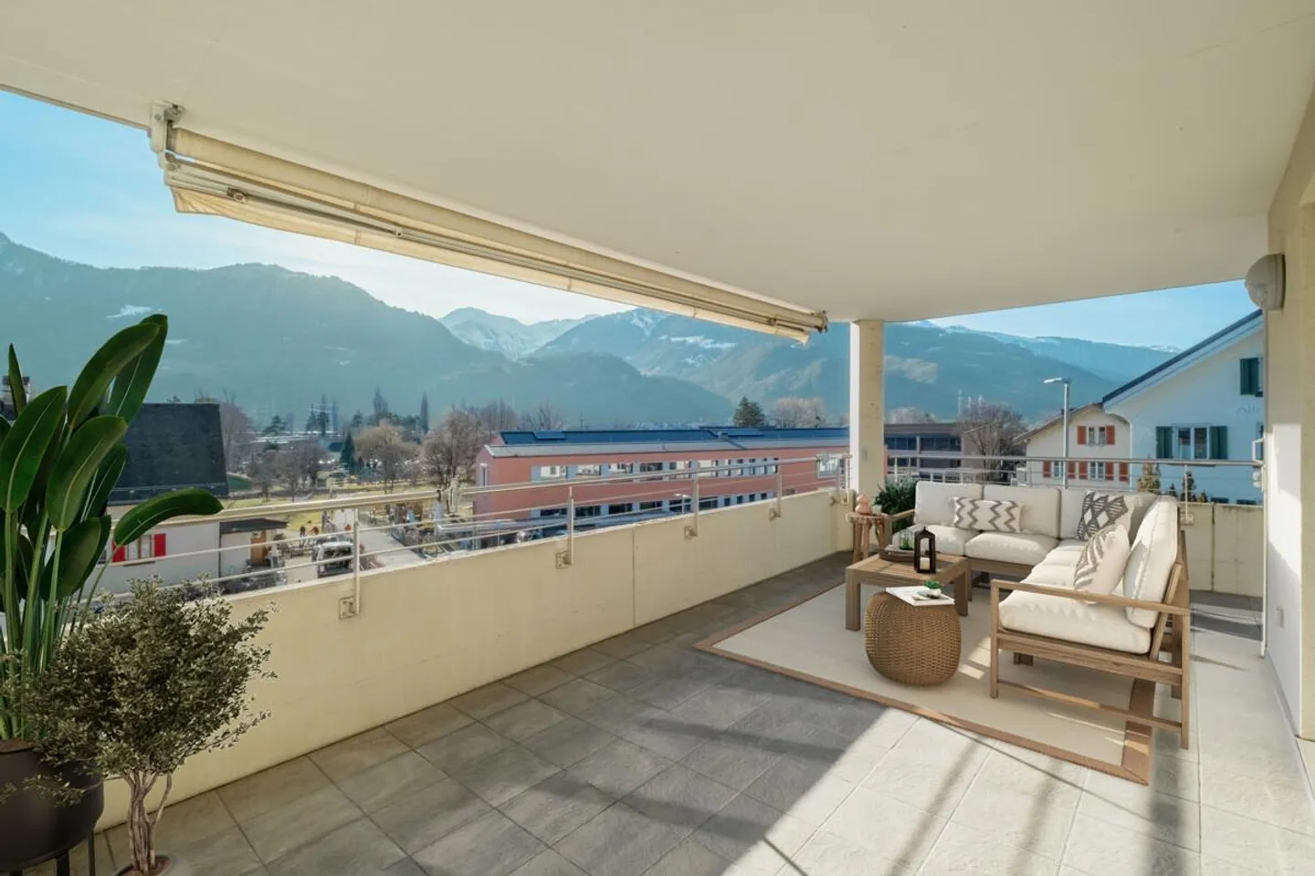 Quiet condominium in Maienfeld with balcony and panoramic view - Photo 5 of 6