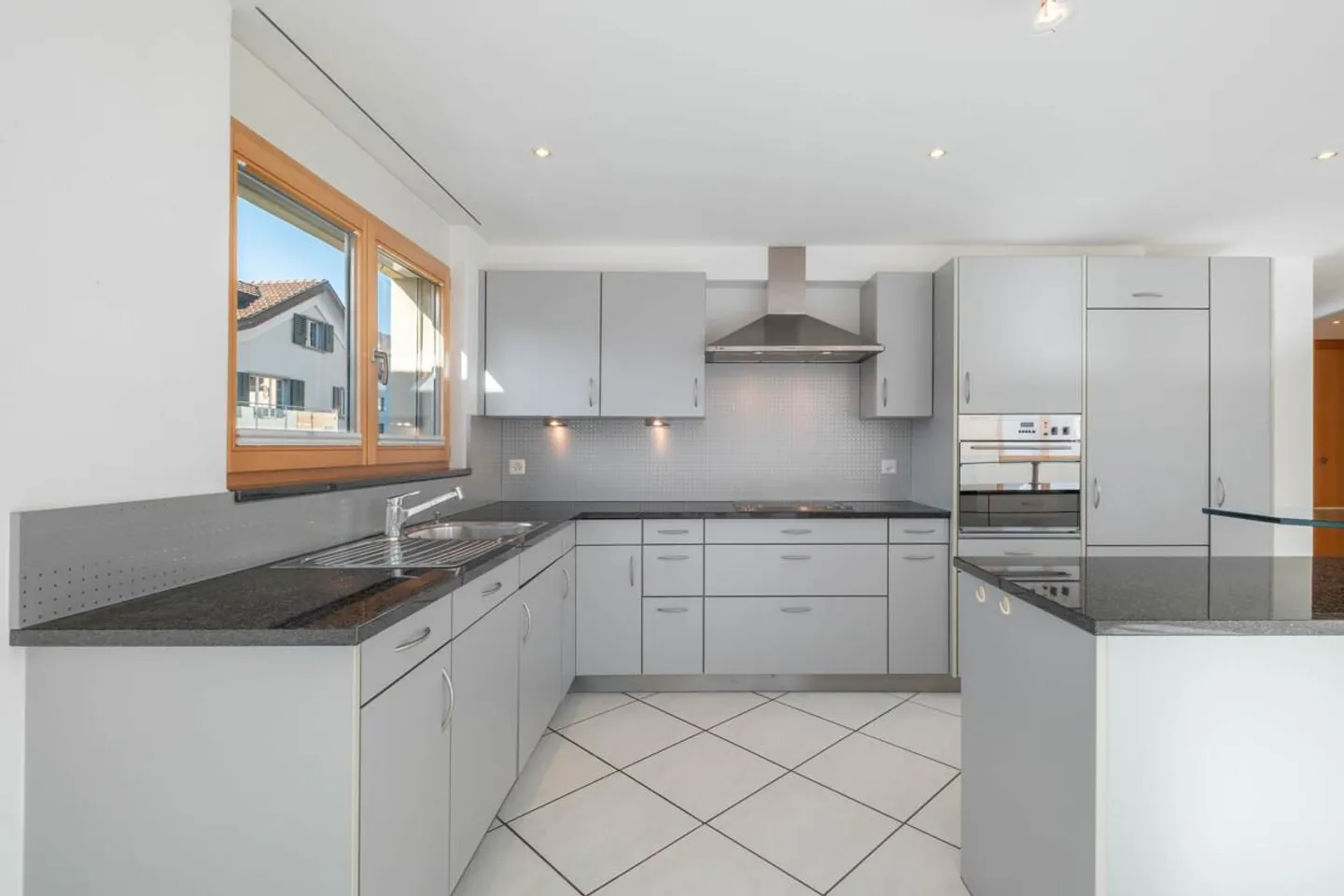 Quiet condominium in Maienfeld with balcony and panoramic view - Photo 3 of 6