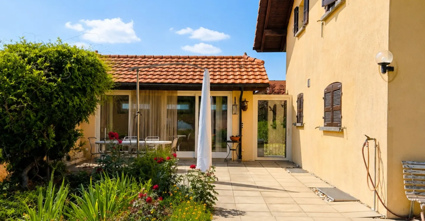 Casa familiare con ampio giardino e potenziale di sviluppo - Foto 3 di 9