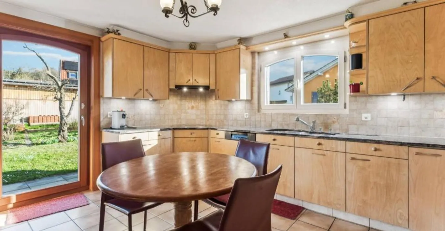 Casa familiare con ampio giardino e potenziale di sviluppo - Foto 6 di 9