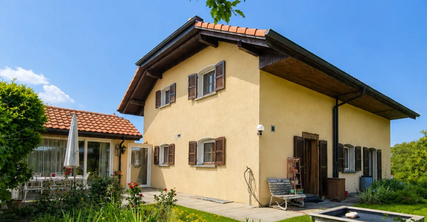 Casa familiare con ampio giardino e potenziale di sviluppo - Foto 1 di 9