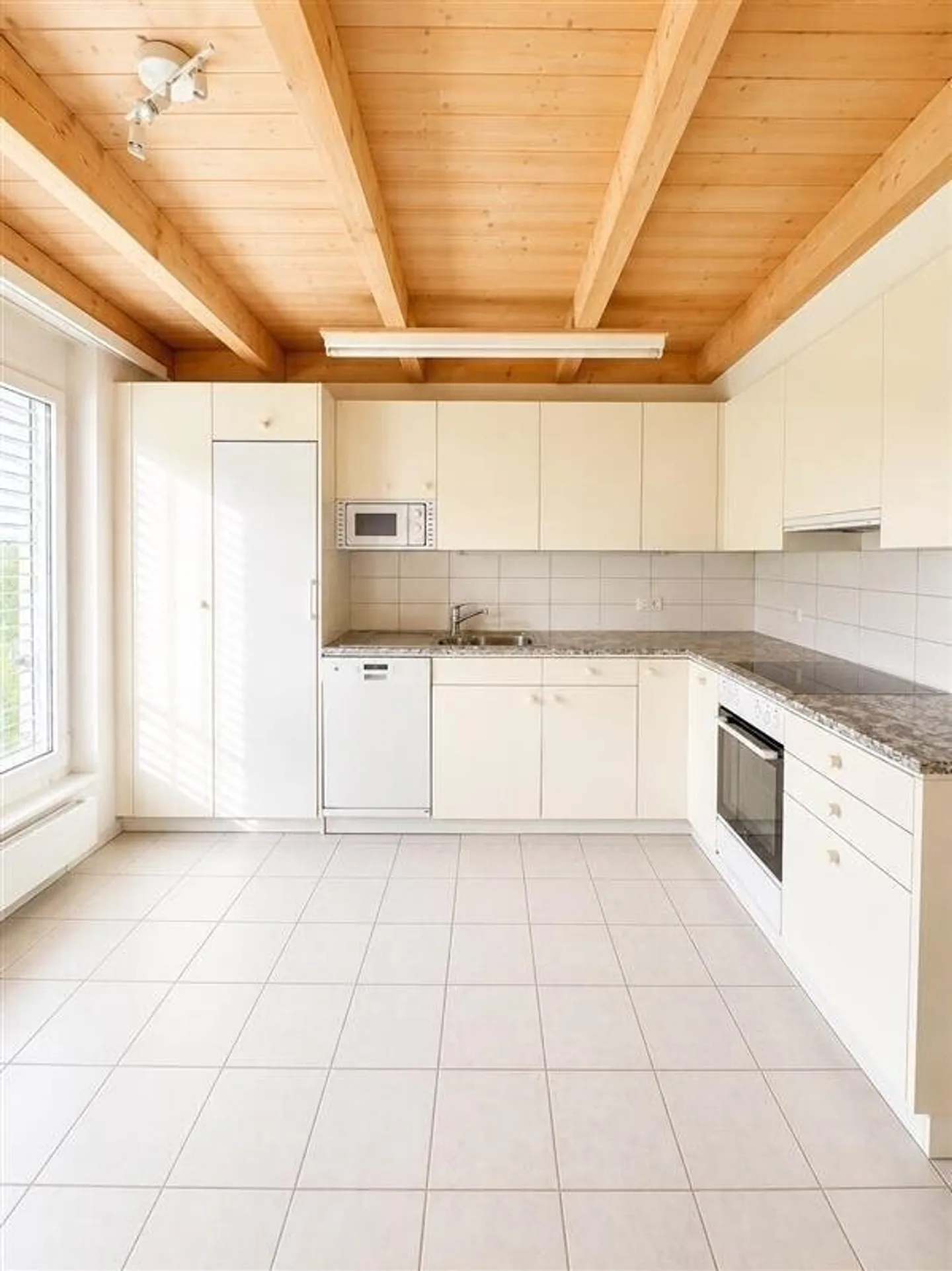 Family apartment seeks new residents - Photo 10 of 11