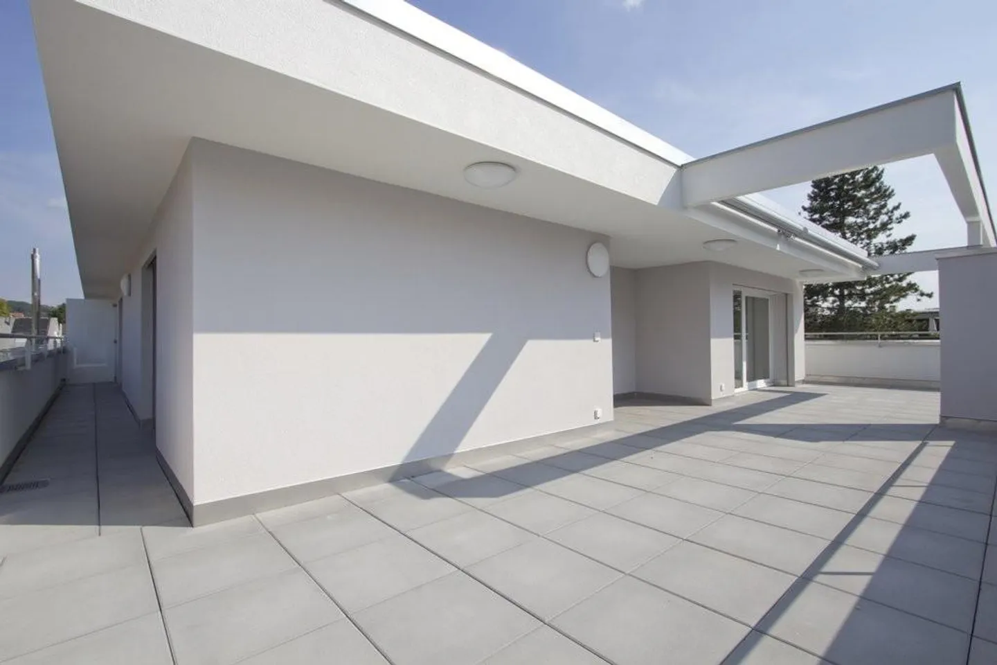 Sunny Penthouse with Large Terrace - Photo 3 of 12