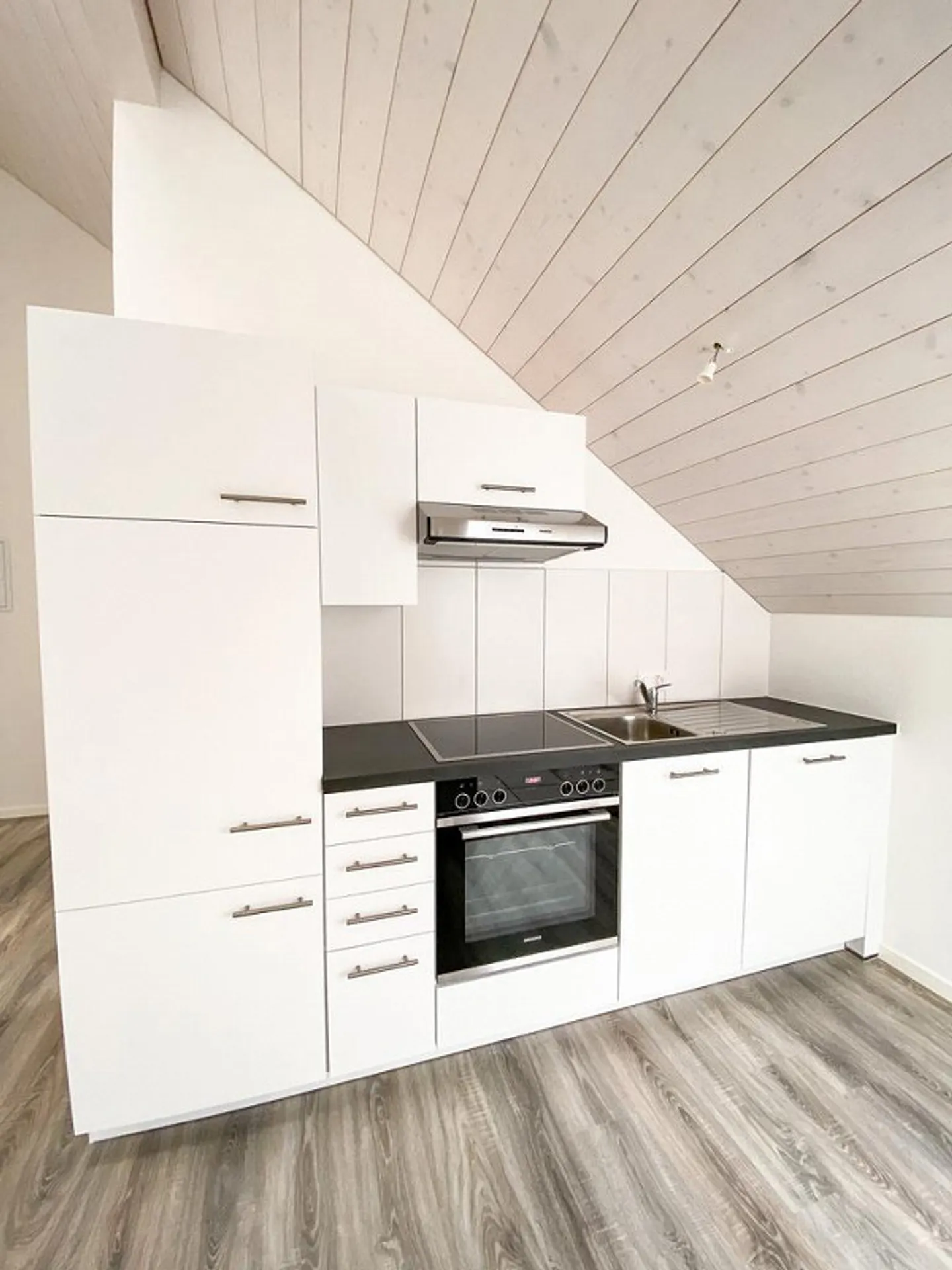 Moderno appartamento mansardato 2.5 con balcone / Promozione affitto - Foto 2 di 7