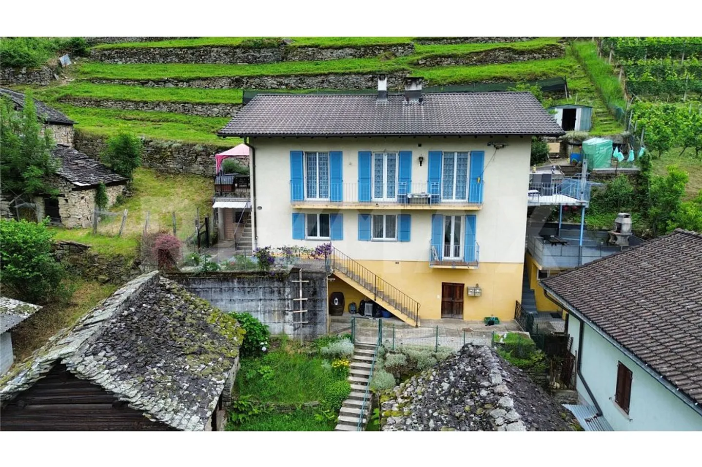 Maisons avec deux appartements et vue panoramique immergées dans la verdure - Photo 4 sur 13