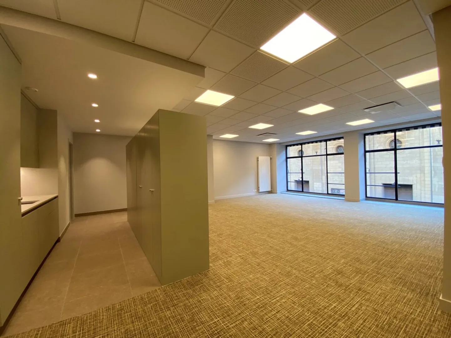 Bright offices in the hyper center - Photo 2 of 13