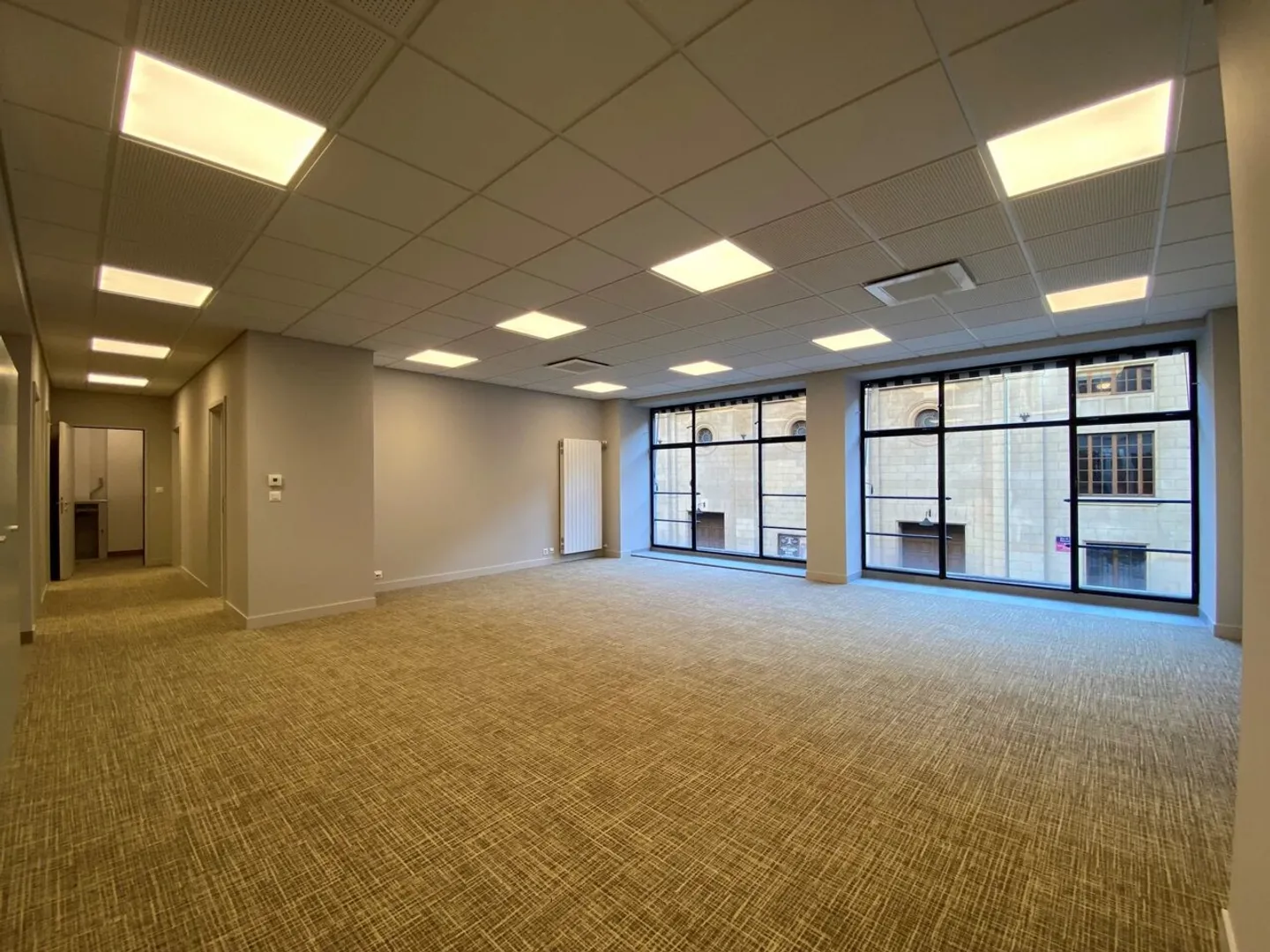 Bright offices in the hyper center - Photo 4 of 13