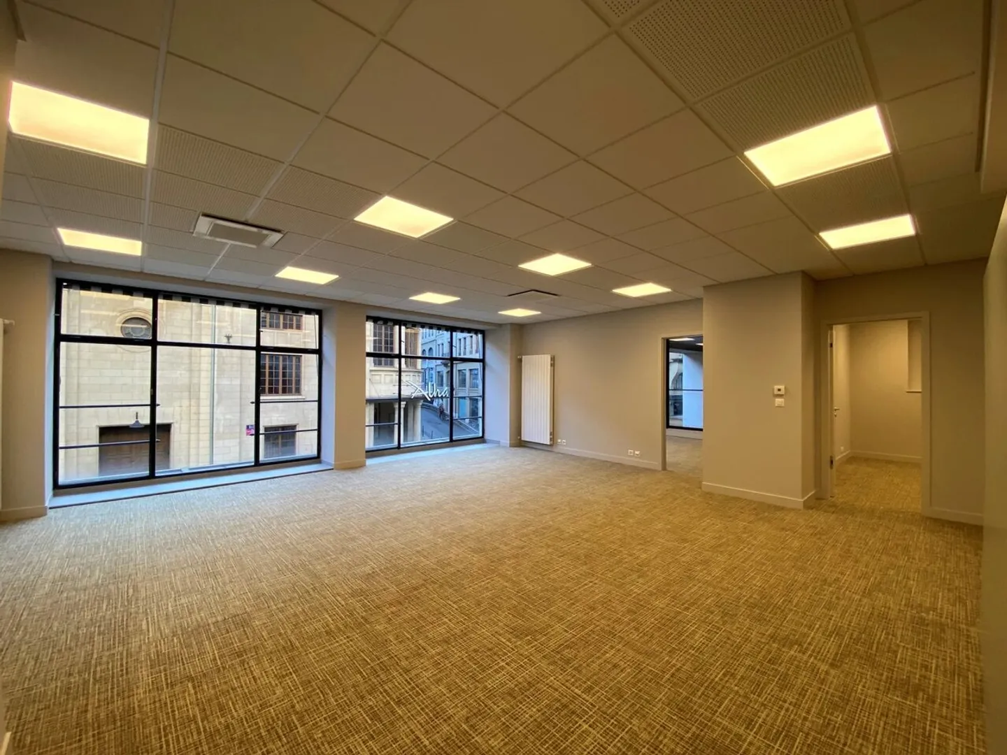 Bright offices in the hyper center - Photo 8 of 13