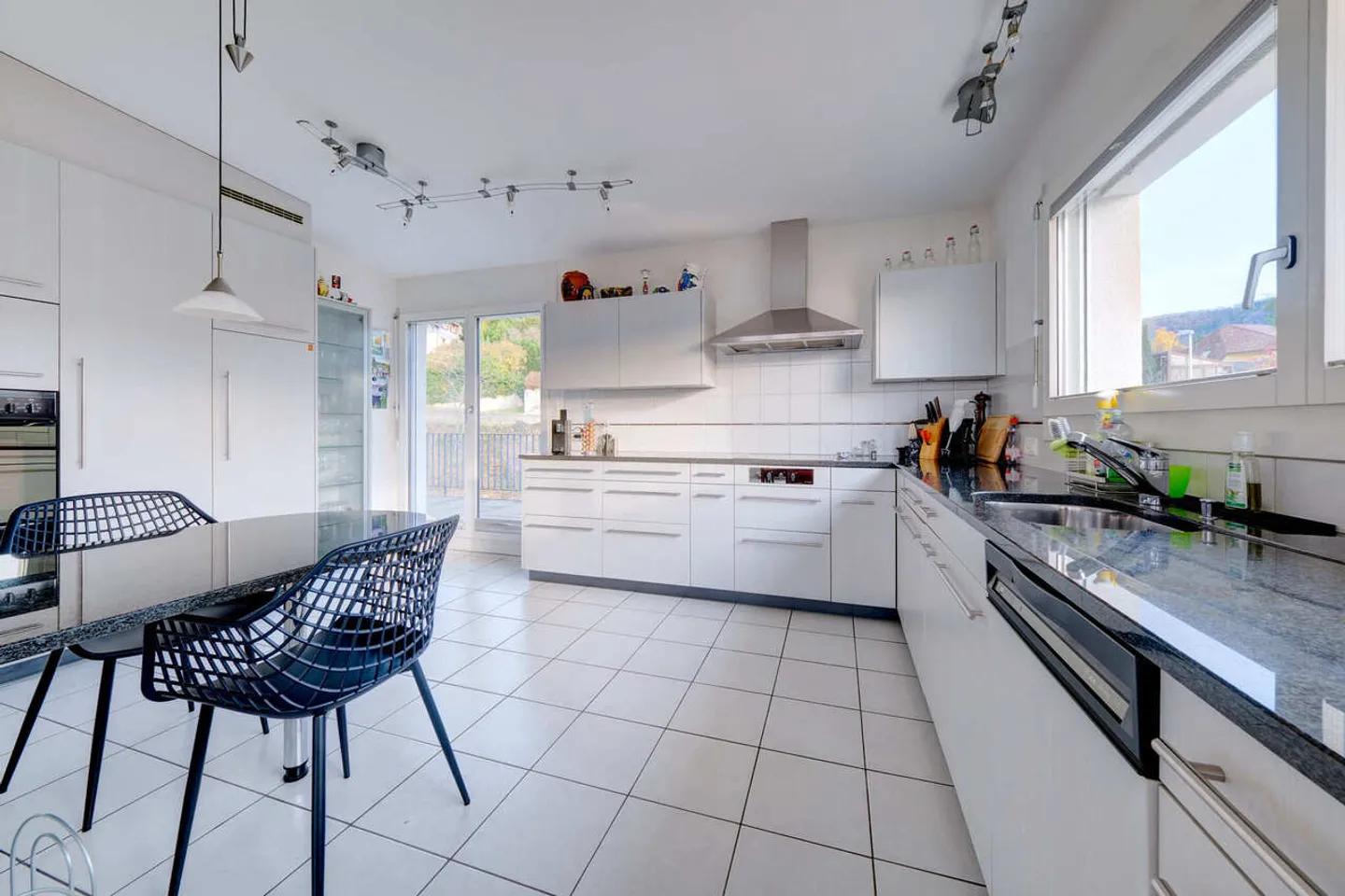 Penthouse with unobstructed views - Photo 4 of 12