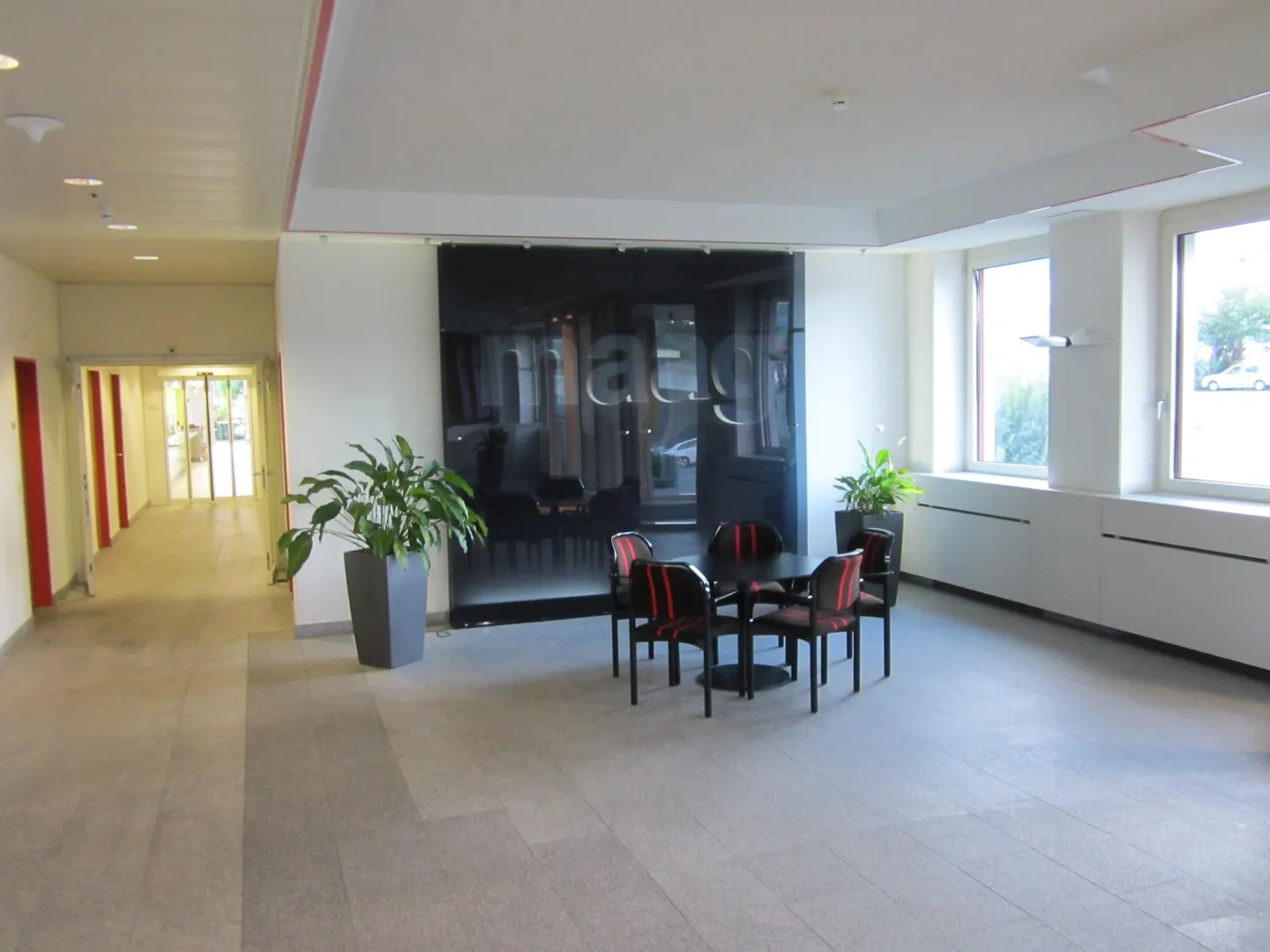 Rental of office spaces between 24 m2 and 122 m2 - Photo 3 of 4