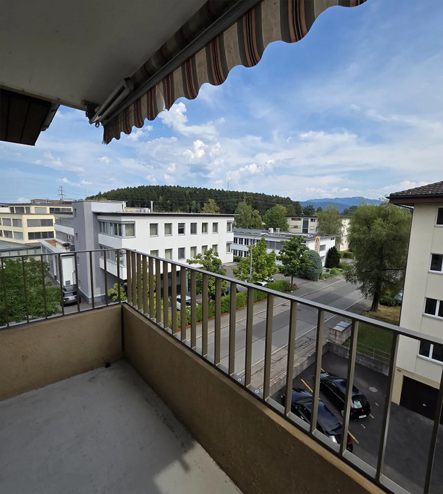 Completely renovated 4½-room apartment in Hünenberg - Photo 2 of 9